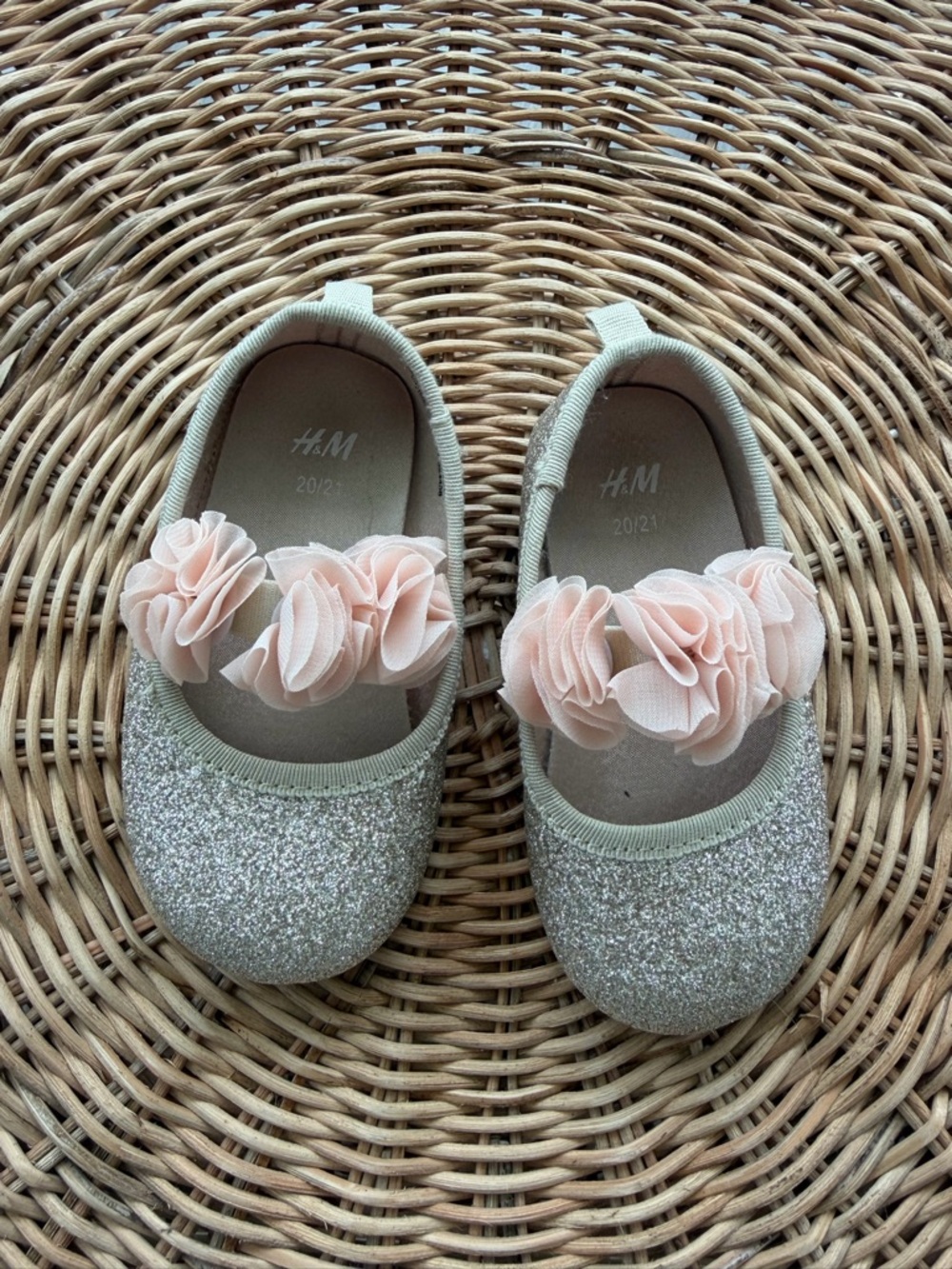 H&M Silver Glitter Mary Jane baby shoes with Blush Flower Trim -size 20-21- NEW